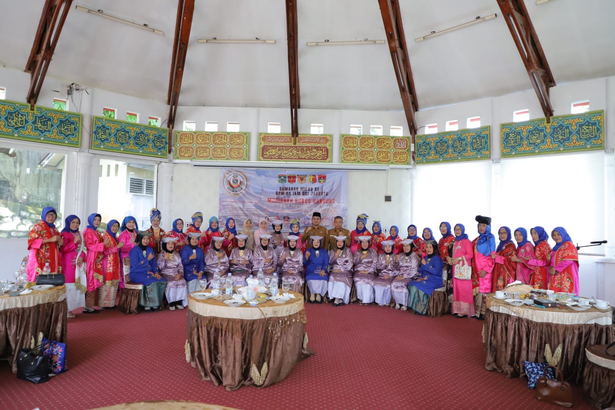 Pengurus Bundo Kanduang IKM Jakarta foto bersama di Balairung 99, Rumah Dinas Wali Kota Solok, Selasa (03/09/24).